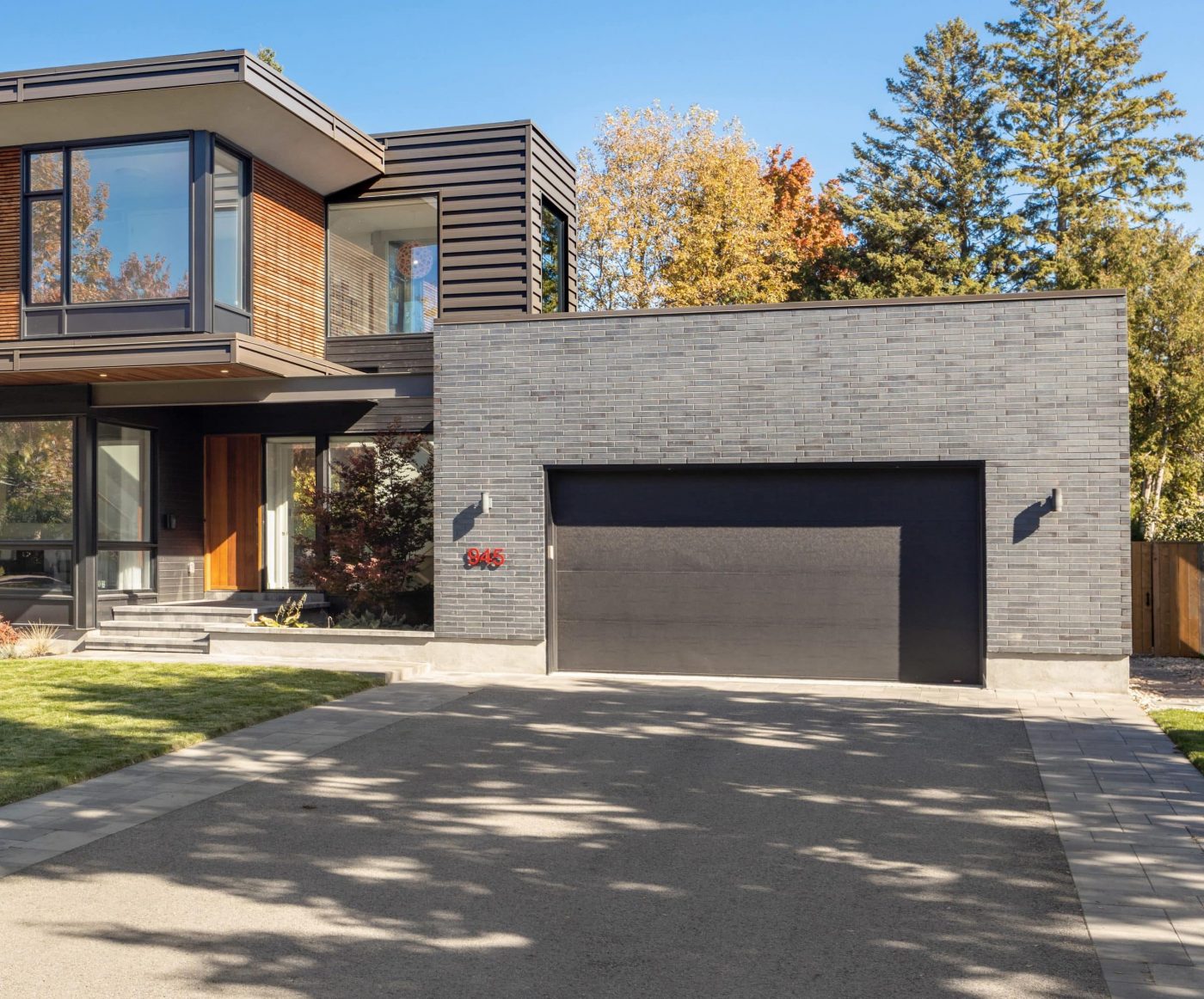 Un garaj echipat cu o poartă automatizată Rolo.md