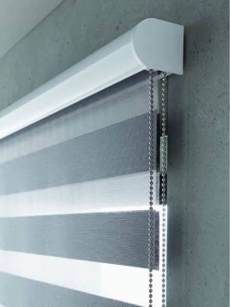 Fereastră cu jaluzele Rolo.md