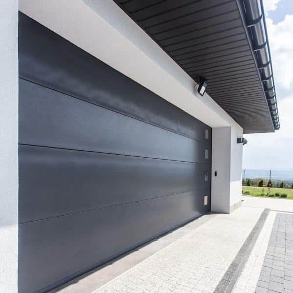 Ușă de garaj echipată cu o poarta automatizată Rolo.md