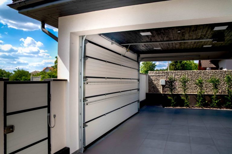 Poarta sectionala cu grinda joasa